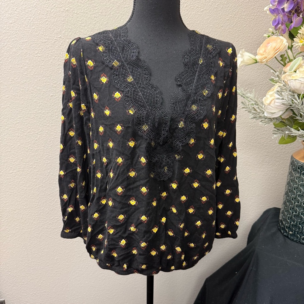 Express Black Floral Lace V-Neck Blouse Size Large